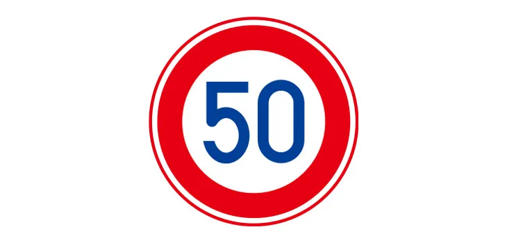 このような標識のある道路では、普通乗用自動車も大型貨物自動車も時速50キロメートルをこえる速度で運転してはならない。