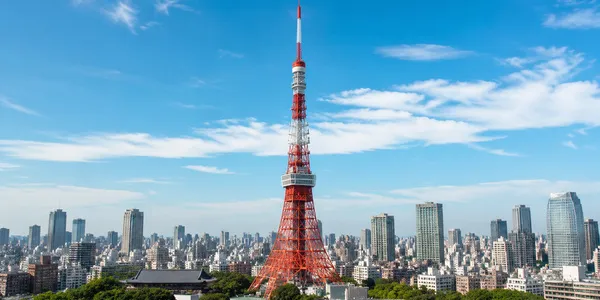 赤と白の鉄骨塔が都心の空へまっすぐ伸びています。昭和の東京を象徴するこの建築物はどれでしょう？