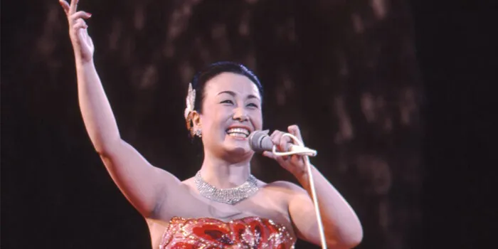 「昭和の歌姫」と称され、1989年に亡くなった際に国民栄誉賞を受賞した、代表曲「川の流れのように」で知られる歌手は誰？
